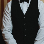 Колесо рулетки в казино с игровым столом