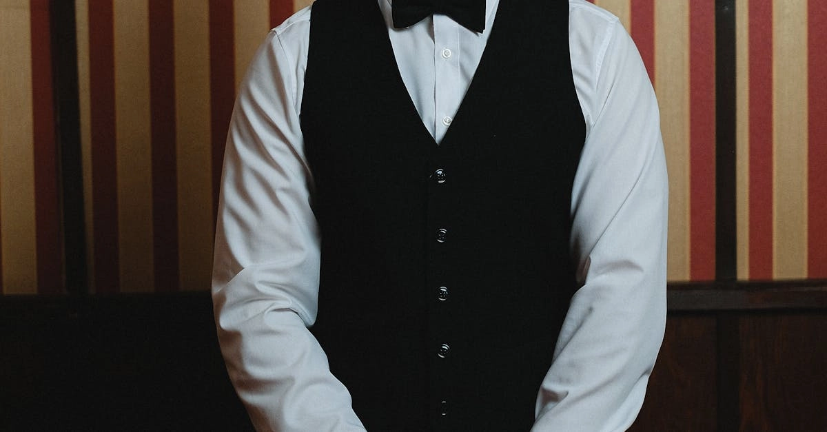 Колесо рулетки в казино с игровым столом